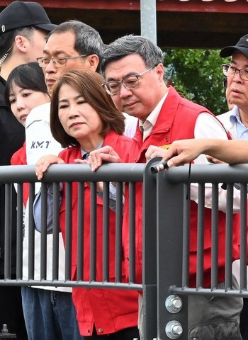 行政院長卓榮泰赴屏東勘查水情與農損 宣布放寬淹水救助認定加速協助災民重建