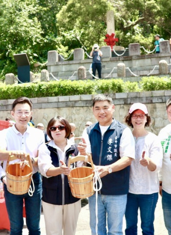 鐵砧山劍井午時水吸引逾千人潮　限量500瓶「馬午吉」一小時搶領一空　臺中端午文化活動掀熱潮