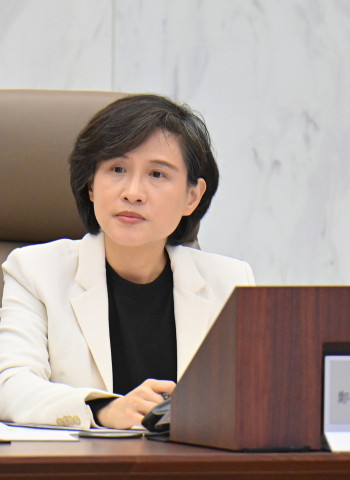 行政院副院長鄭麗君主持消保會議　通過交友媒合服務契約新規範並強化飲水設備、藍牙耳機與餐飲禮券消費者權益保障