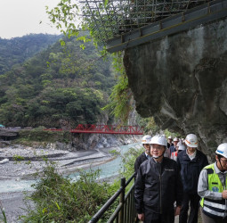 行政院長卓榮泰視察花蓮長春祠與台8線東段復建工程感謝工程團隊長期付出盼早日重現太魯閣風貌