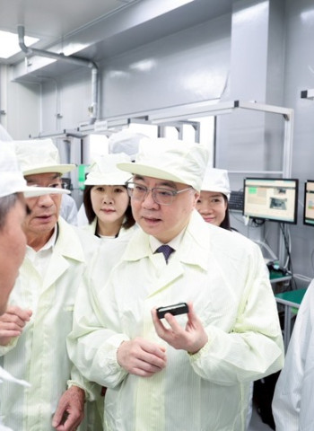 行政院長卓榮泰參訪彰化為升電裝無人機反制系統研發公司　強調加速發展本土軍工產業並推動通過國防特別條例