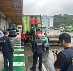 文具物品貨櫃夾藏私菸闖關 海巡署與海關聯手成功查獲近25萬包