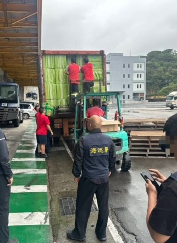 文具物品貨櫃夾藏私菸闖關 海巡署與海關聯手成功查獲近25萬包