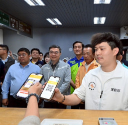 行政院長卓榮泰赴中正大學推廣運動幣　鼓勵全民運動、體驗重量訓練課程