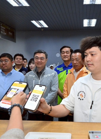 行政院長卓榮泰赴中正大學推廣運動幣　鼓勵全民運動、體驗重量訓練課程