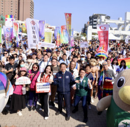 臺南市長黃偉哲出席臺南彩虹遊行　公私部門升掛彩虹旗、河樂廣場湧萬人見證多元平權新篇章