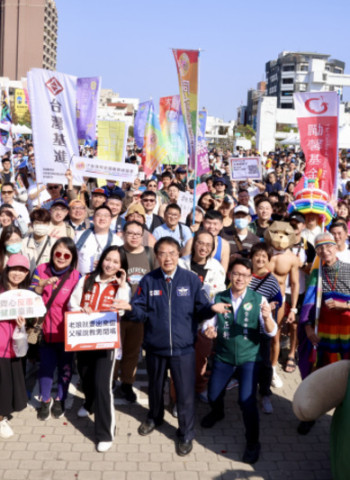 臺南市長黃偉哲出席臺南彩虹遊行　公私部門升掛彩虹旗、河樂廣場湧萬人見證多元平權新篇章