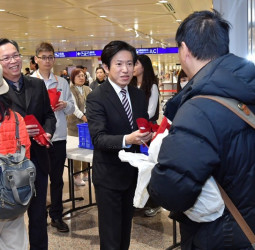 行政院秘書長張惇涵赴桃機迎接杜拜返國國人並表達關懷　強調持續協助國人返臺、確保能源供應與物價穩定