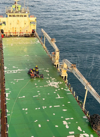 外籍貨輪船員外海作業不慎摔傷  海巡署空勤出動吊掛迅速後送就醫