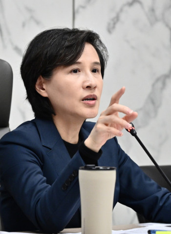 行政院副院長鄭麗君推動穩定物價措施　宣布4月民生用天然氣與桶裝瓦斯凍漲　並強化石化供應與塑膠相關民生物資供給