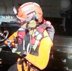 希臘籍油輪船員跌倒昏迷　海巡署空勤跨夜執勤吊掛救援成功後送就醫