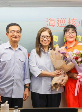 海巡巾幗打破性別天花板 管碧玲主委登艦慰勉、強調守護尊嚴職場