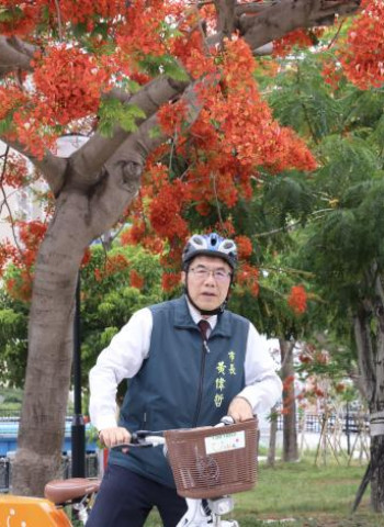 臺南市長黃偉哲騎YouBike漫遊安平運河　邀民眾低碳賞鳳凰花感受臺南百年水岸風情