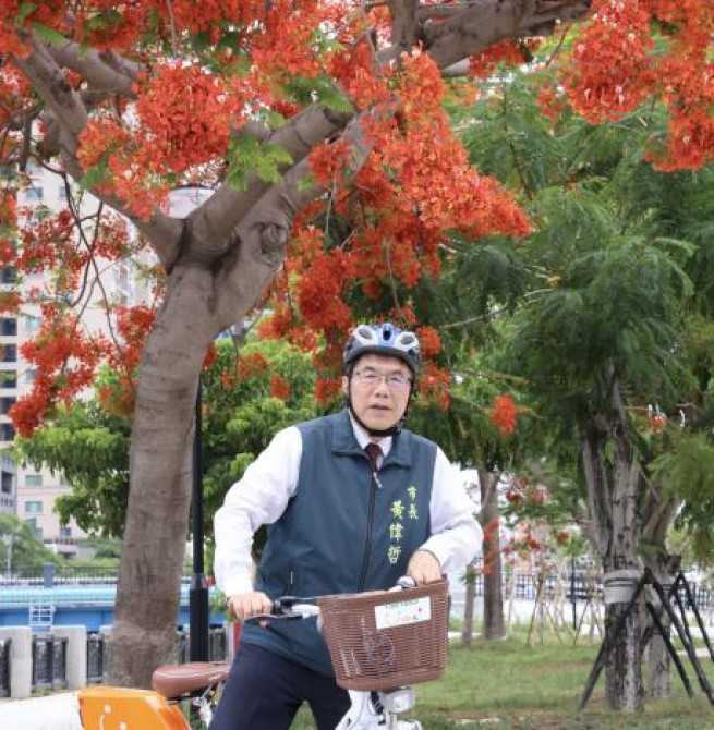 臺南市長黃偉哲騎YouBike漫遊安平運河　邀民眾低碳賞鳳凰花感受臺南百年水岸風情