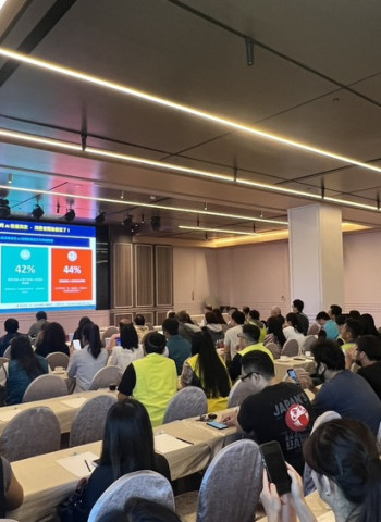 臺南市政府經發局商圈講習茶會，商發署蘇文玲、局長張婷媛、中正大學黃正魁教授與各商圈理事長交流商圈AI新趨勢