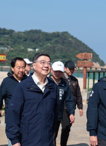 視察南竿北海坑道無障礙設施進度 行政院長卓榮泰打造友善觀光環境並保存馬祖戰地文化