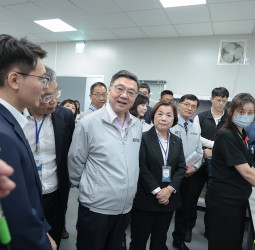 行政院長卓榮泰參訪臺中千里眼精密部件公司　推動中小微企業轉型升級與AI製造　強化產業「金手」培養策略