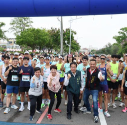 2026西拉雅官佃全國路跑賽開跑　臺南市長黃偉哲現身官田為跑者加油　打造臺南運動觀光新亮點
