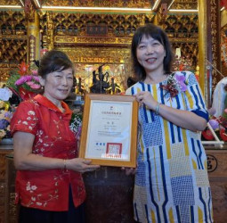 臺南南管藝師黃美美獲認定文資保存者　文化局長黃雅玲親頒證書見證南聲社傳承里程碑