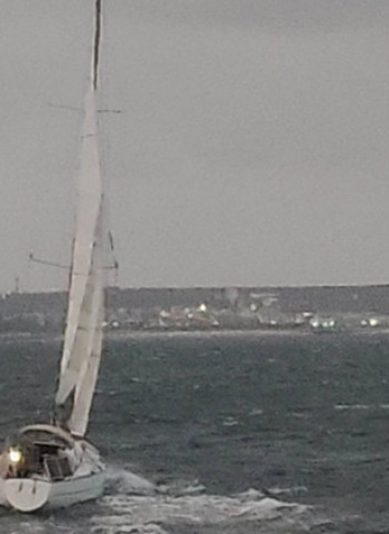 外籍帆船外垵海域遇險　主帆繩索斷裂　澎湖海巡即時救援引領進港