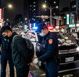 臺北市警察局中正第二分局破獲毒品案件　巡邏員警路邊盤查逮捕通緝犯　查獲電子煙毒品分裝工具