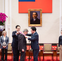 賴清德總統贈勳彭光理先生表彰對臺灣民主無私貢獻 總統府頒授大綬景星勳章