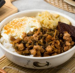 桃園大園梅干肉燥飯 先炒後滷搭配甜口醬香 吃出經典又耐吃家常好滋味
