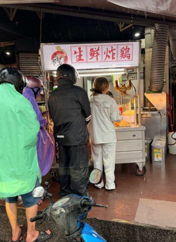 高雄新興區人氣炸雞選擇 堅持新鮮現炸鎖住鮮甜肉汁 下班聚餐或家庭加菜都方便