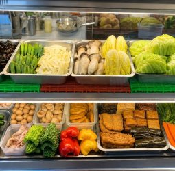 永安市場鹹水雞 經營逾十年 堅持每日市場採買與自製胡椒調料累積熟客