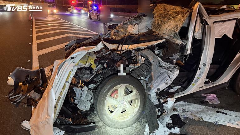國1彰化匝道凌晨釀3車連環撞！休旅車面目全非成廢鐵、駕駛受困骨折
