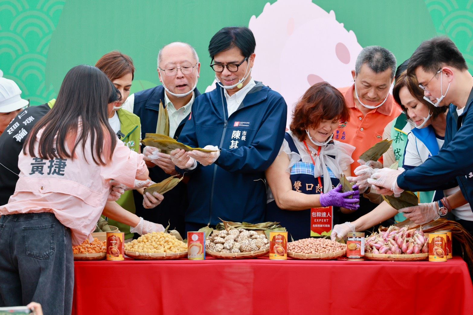 高雄三鳳中街百人封街包粽 首度結合日式文化 市長陳其邁親自體驗端午民俗