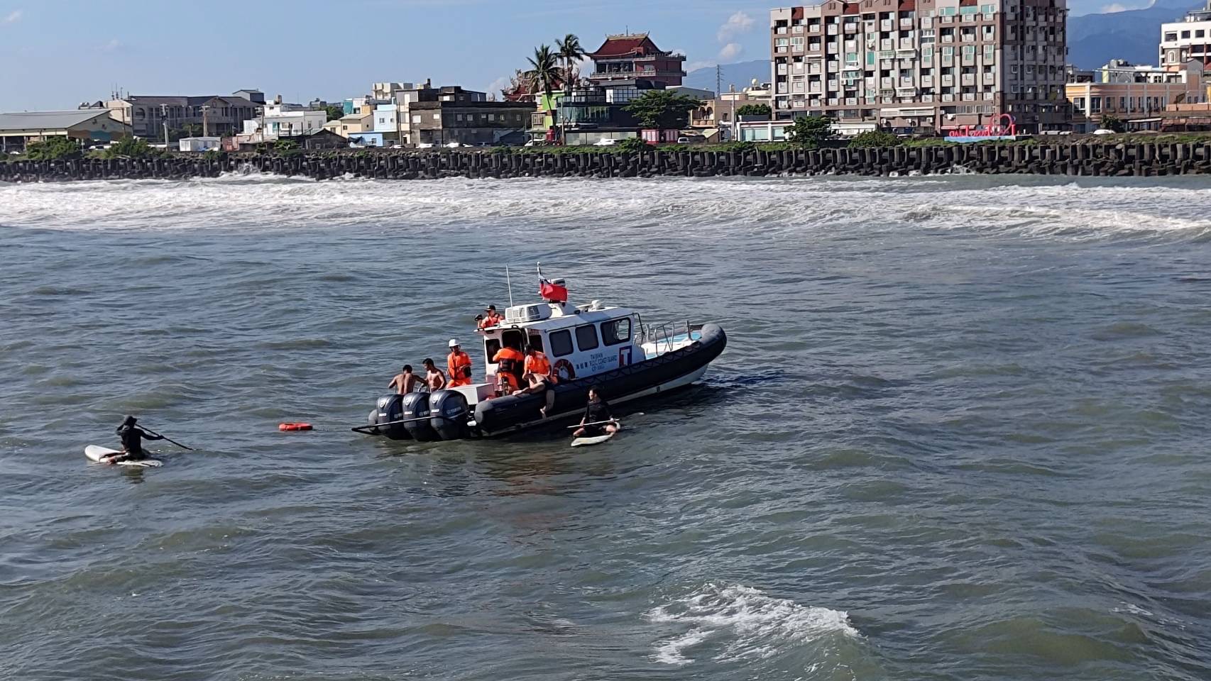 國中生屏東枋寮海域戲水遇海流 海巡署緊急救援6人、1人仍持續搜救中