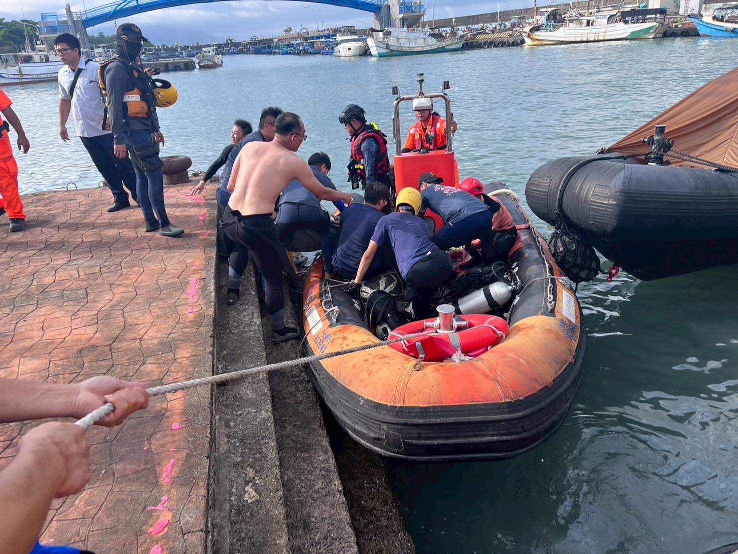 國中生屏東枋寮海域戲水遇海流 海巡署緊急救援6人、1人仍持續搜救中