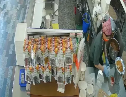 臺南名店「周氏蝦捲」捲入食安爭議 衛生局：初判為店員個人行為、限期改善4項缺失