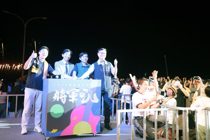 臺南夏日音樂節「將軍吼」第二夜熱力登場 美秀集團壓軸開唱 16吋彩色千輪煙火點亮港灣夜空