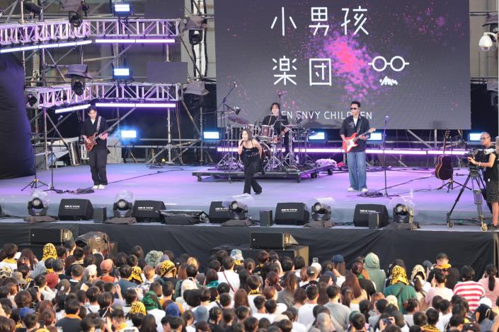 臺南夏日音樂節「將軍吼」第二夜熱力登場 美秀集團壓軸開唱 16吋彩色千輪煙火點亮港灣夜空