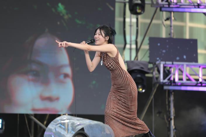 臺南夏日音樂節「將軍吼」第二夜熱力登場 美秀集團壓軸開唱 16吋彩色千輪煙火點亮港灣夜空