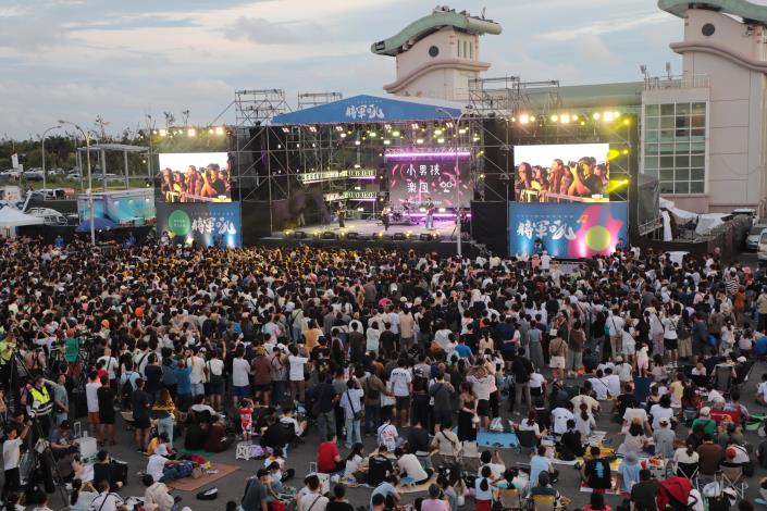 臺南夏日音樂節「將軍吼」第二夜熱力登場 美秀集團壓軸開唱 16吋彩色千輪煙火點亮港灣夜空
