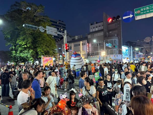 臺南海安觀光商圈萬聖節派對熱鬧登場 萬人扮裝潮爆海安街頭 臺南海安觀光商圈萬聖節派對熱鬧登場 萬人扮裝潮爆海安街頭