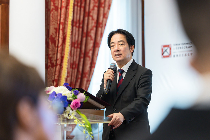 賴清德總統親頒亞洲民主人權獎給印尼法律援助與人權協會(PBHI) 呼籲民主夥伴攜手捍衛普世價值、讓自由光芒照亮世界 賴清德總統親頒亞洲民主人權獎給印尼法律援助與人權協會(PBHI) 呼籲民主夥伴攜手捍衛普世價值、讓自由光芒照亮世界