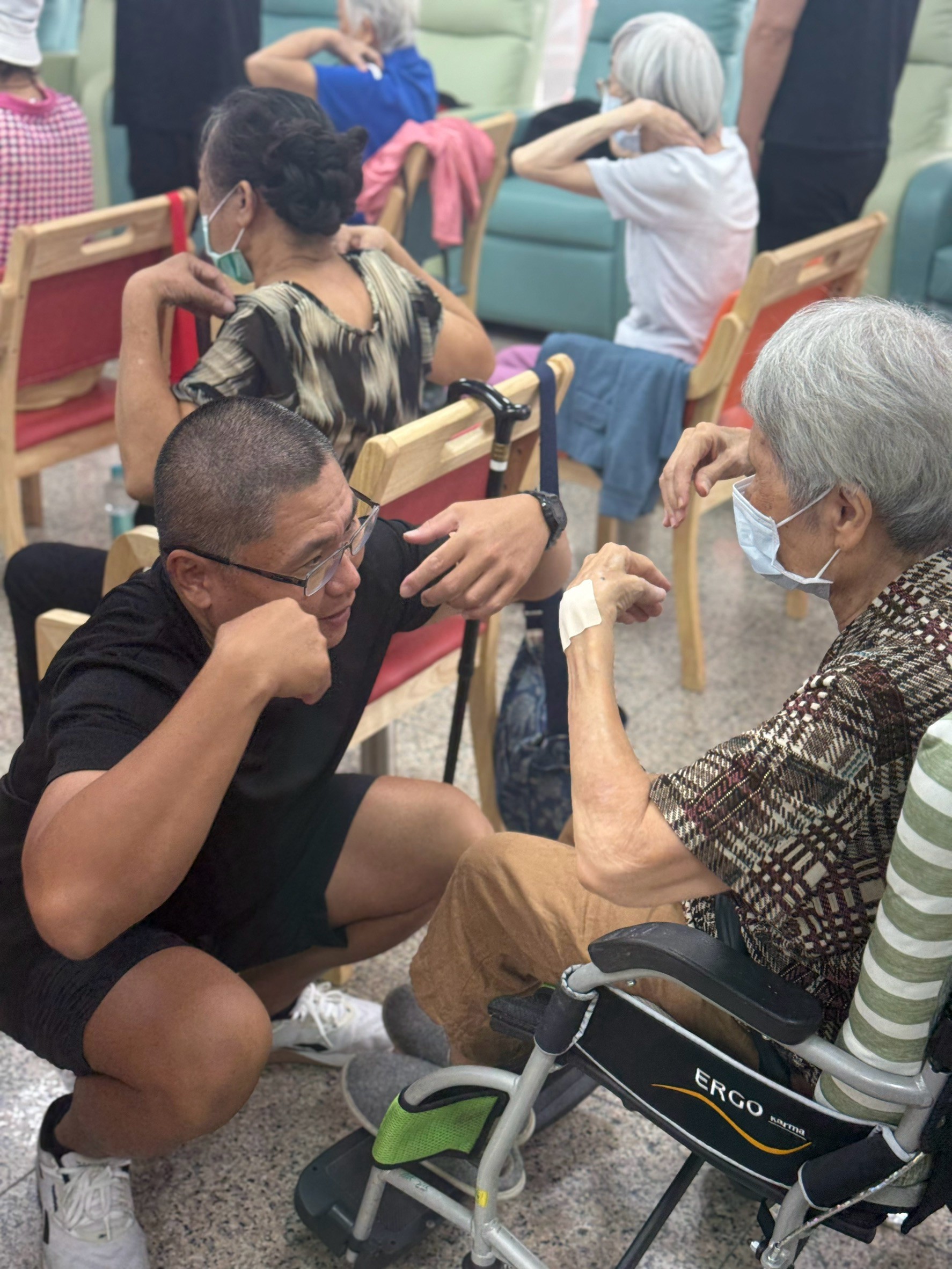 「肌」不可失！雲嘉南分署健身教練青年專班學員展現專業，赴美佑日照中心帶領長者健康動滋動