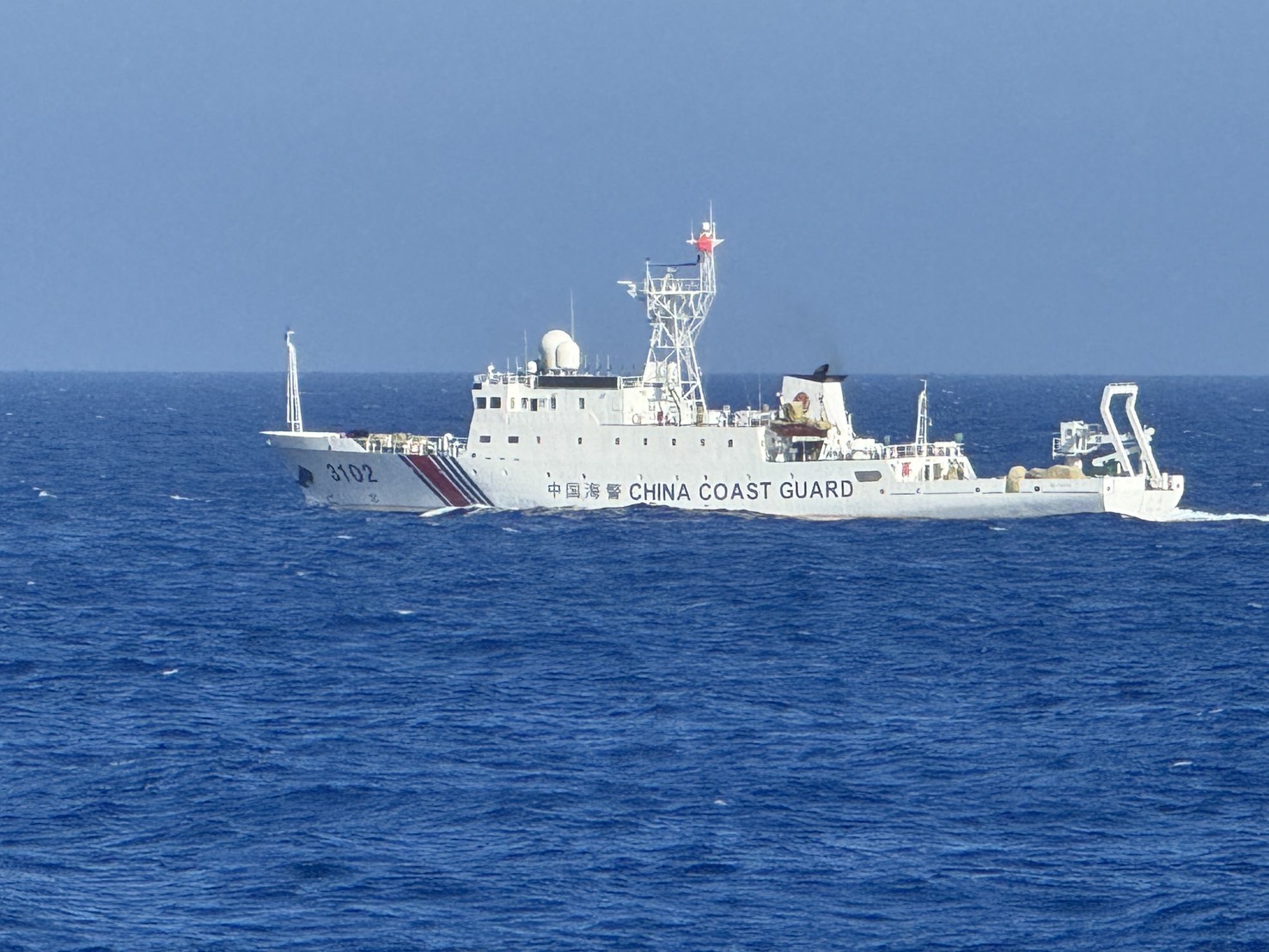中國海警船關閉AIS闖東沙限制水域 台中艦併航監控、無線電交鋒
