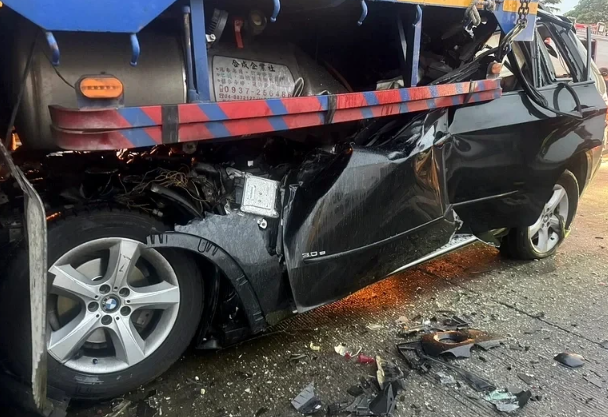 國3新化休息站驚悚撞擊！BMW車頭鑽入貨車底 車內男女雙亡