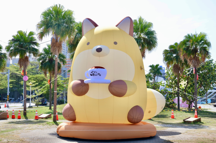 12公尺水上萌物現身安平港!黃偉哲搶先開箱朗萌綺盟 夜間光影秀10月31日登場